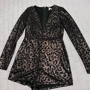 Beautiful romper. It’s large but runs medium. Perfect to wear at a disco.